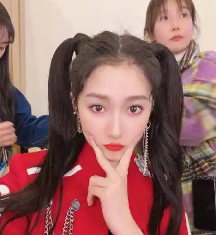 原创关晓彤大他3岁范丞丞叫姐鞠婧祎大他6岁他的称呼却笑懵人