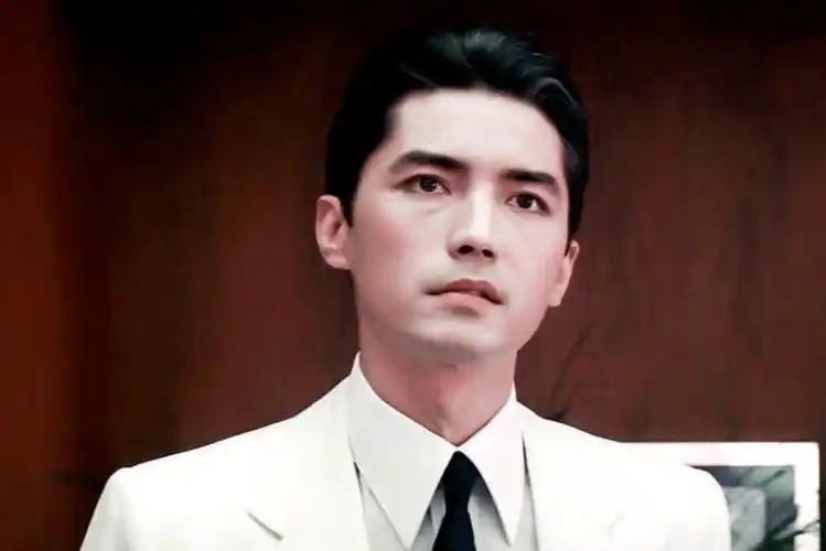 从孤儿到巨星被港媒称为元始级美男的尊龙都经历过什么