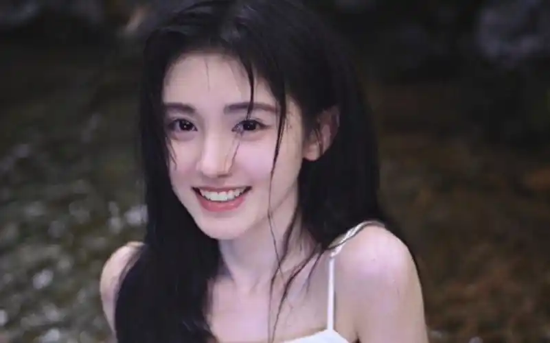 鞠婧祎笑的好灿烂,不愧被网络江湖称为笑女士