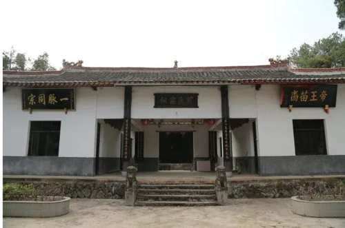 翁氏宗祠盛名于民国1912年,统治中国260多年的大清王朝终结.