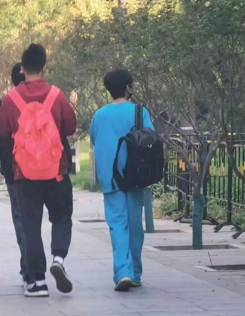 贺峻霖的同学身高得190吧!显得他好娇小#时代少年团