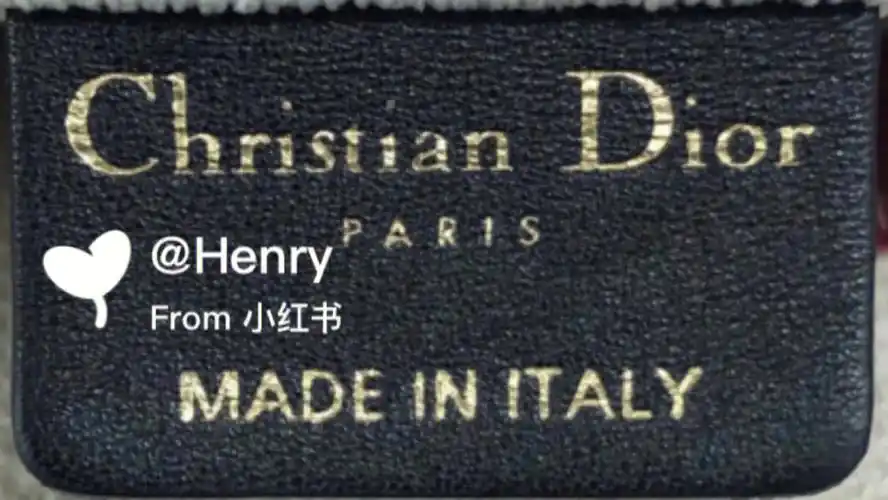 1烫金dior的logo属于村线字体,每个字母都有修饰的边角:字母c中间较粗