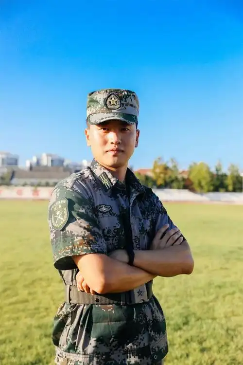 帅齐鲁理工学院退役大学生士兵重新入伍当教官