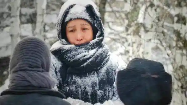 两天破3亿,观众开启哭泣风暴,张艺谋的《悬崖之上》太燃了_特工_敌人