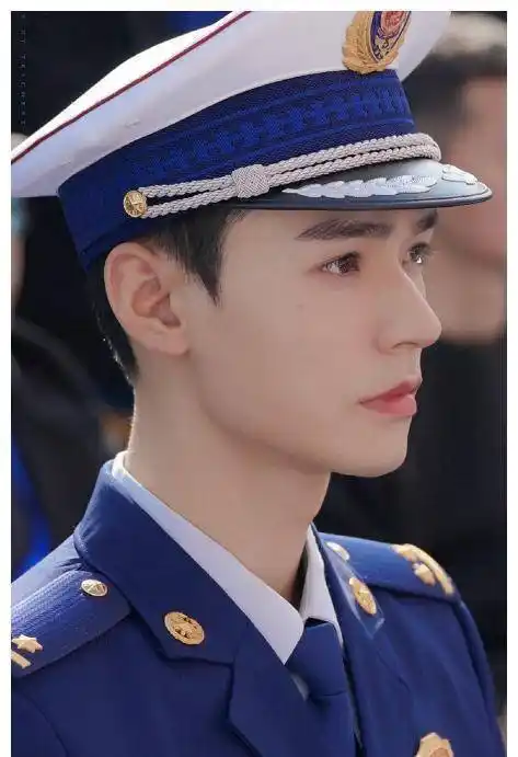 48位男明星军装照:肖战王一博龚俊帅气,鹿晗千玺陈晓沙溢意外_热巴
