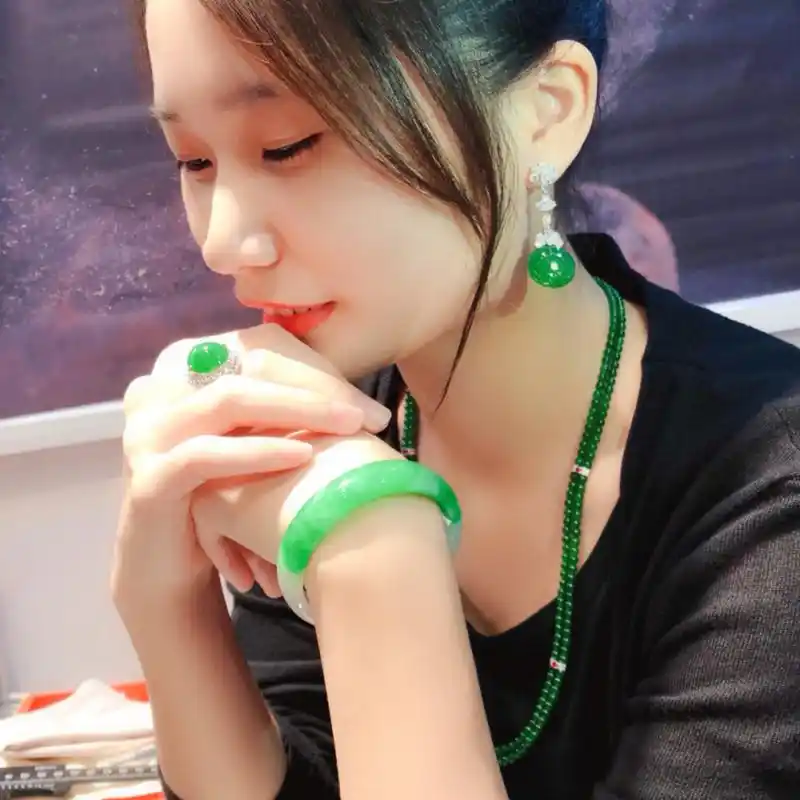 气质美女 戴上翡翠与种不同