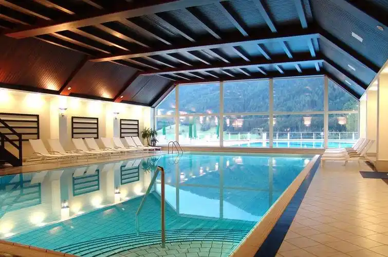 装修效果图大全  游泳池现代风格游泳馆设计图片效果图欣赏