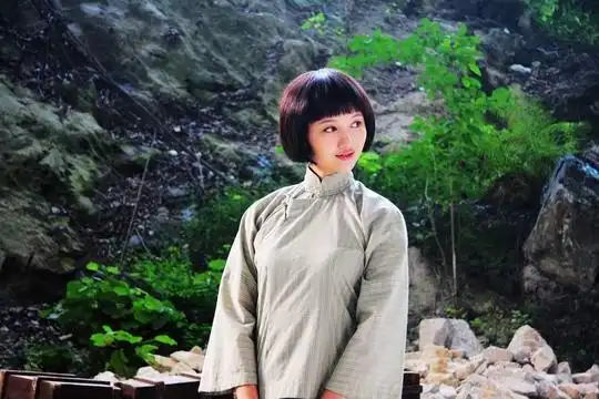 韩雯雯红七军剧照新浪娱乐讯 以抗日战争为题材的大剧《中国兄弟连》