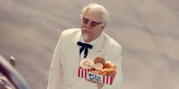 "带领著满屏的肯德基上校活力热舞,可无论是鹿上校还是其他的"老爷爷"